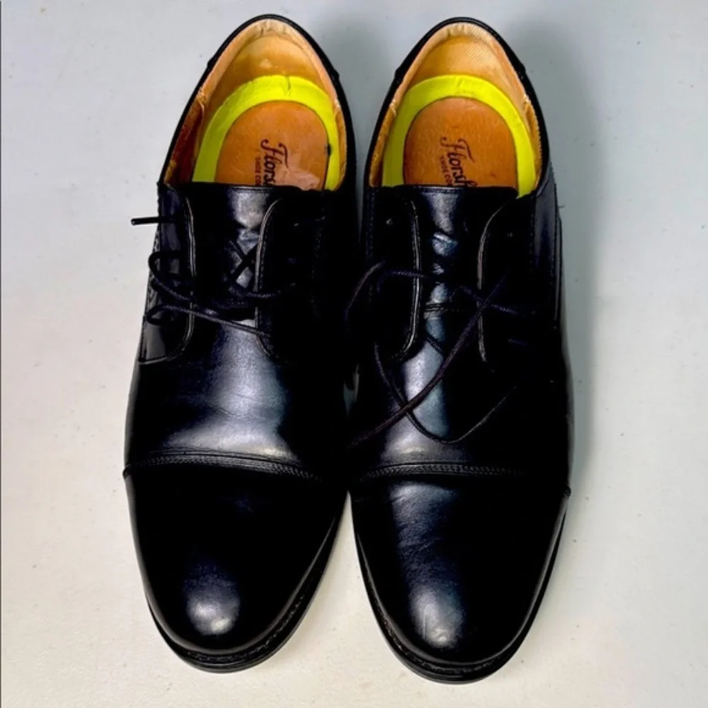 Florsheim Black Oxford Shoes with Cap Toe and Lace-Up Design